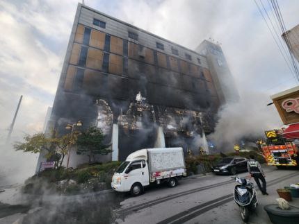 韩国庆尚北道龟尾市一医院发生火灾