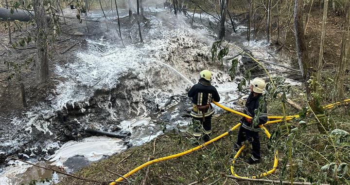 乌克兰一输油管道破裂并引发火灾