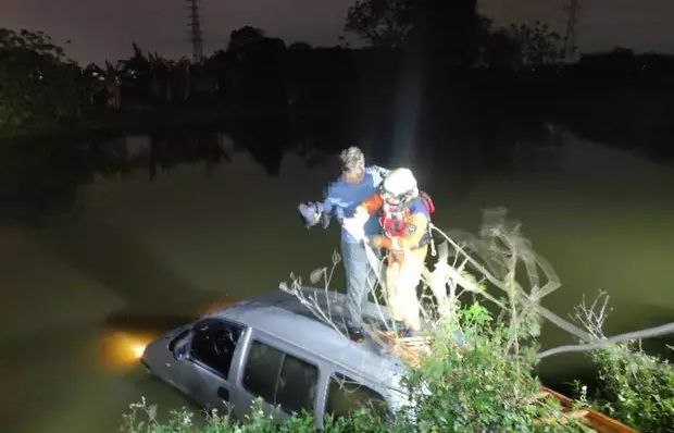 广州一男子夜间驾车冲入鱼塘一半车身被淹
