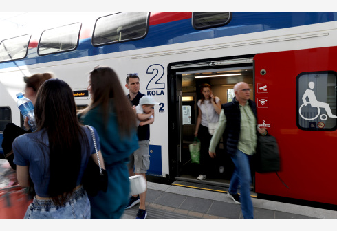  4月29日，在塞尔维亚诺维萨德火车站，人们走下匈塞铁路贝尔格莱德至诺维萨德的列车。
