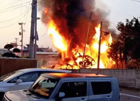 日本青森县一车辆撞上房屋致2死1伤