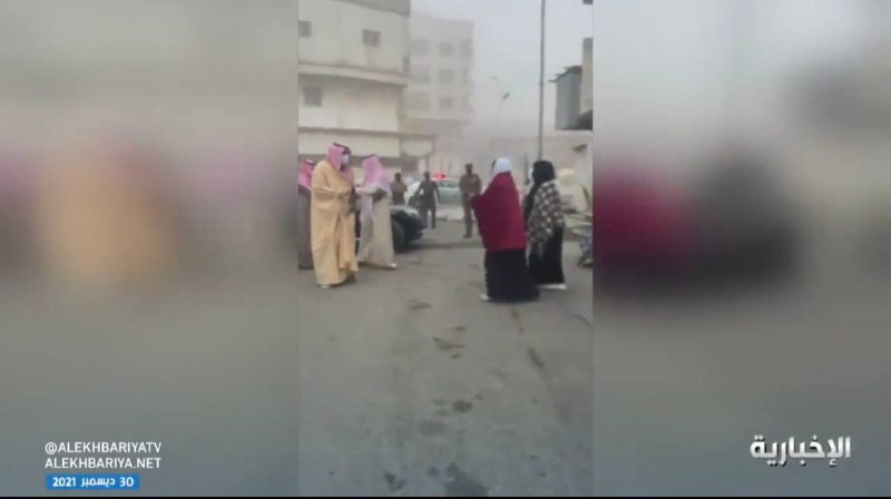 超级暖！女子在狂风中摆摊，沙特王子路过之后买下所有商品