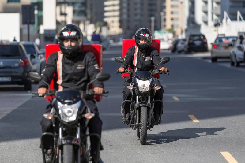 摩托车事故急剧增加后，迪拜警方和 RTA 启动安全驾驶