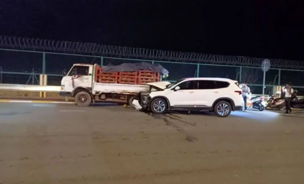 金边一中国司机疑似酒驾，撞上货车后肇事逃逸