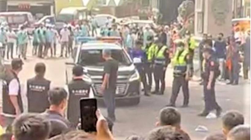 台湾进香团打架 警车到场“震慑”驾驶者却非警员