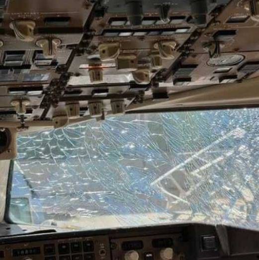 一架波音飞机万米高空挡风玻璃破裂！