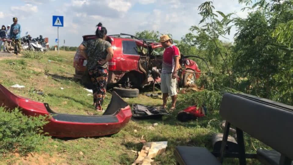 柬埔寨一家7口人扫墓回家途中遇车祸，1死6伤！