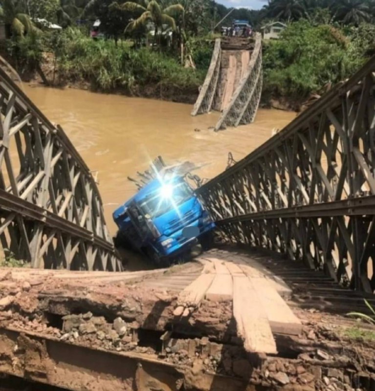 沙邦河铁桥坍塌 罗里掉入河中